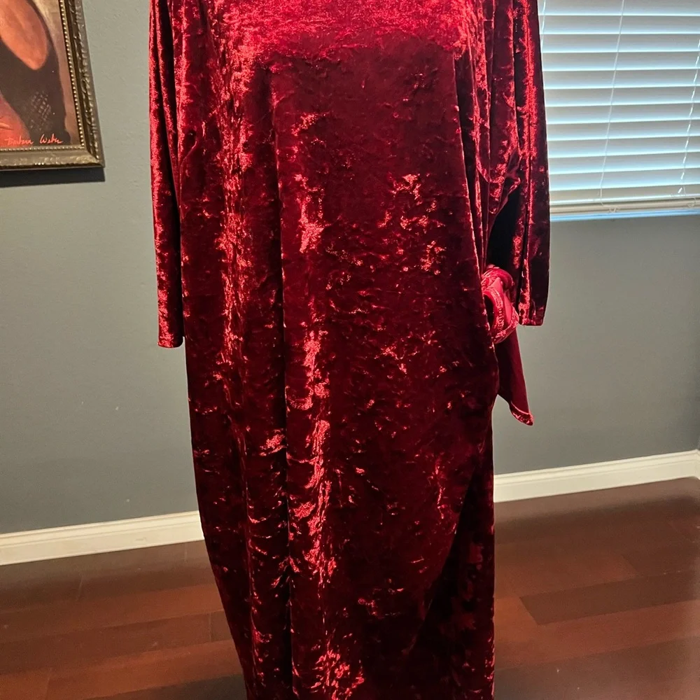Robbie Bee Women's Red Velvet Midi Dress. In EUC.
